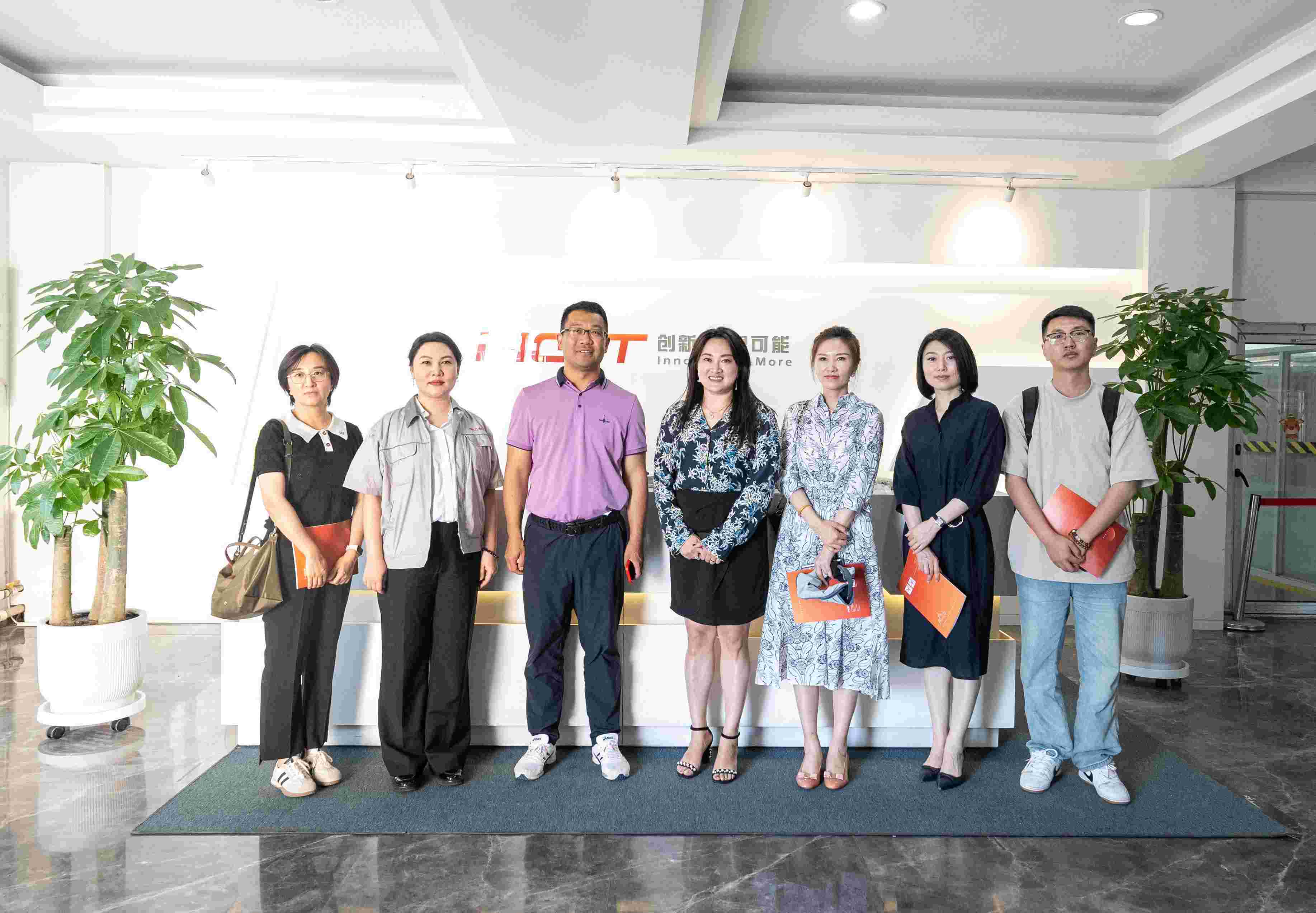 2024“市民代表走进达沃斯”产业考察团，走进太阳集团创新参观涂胶机器人